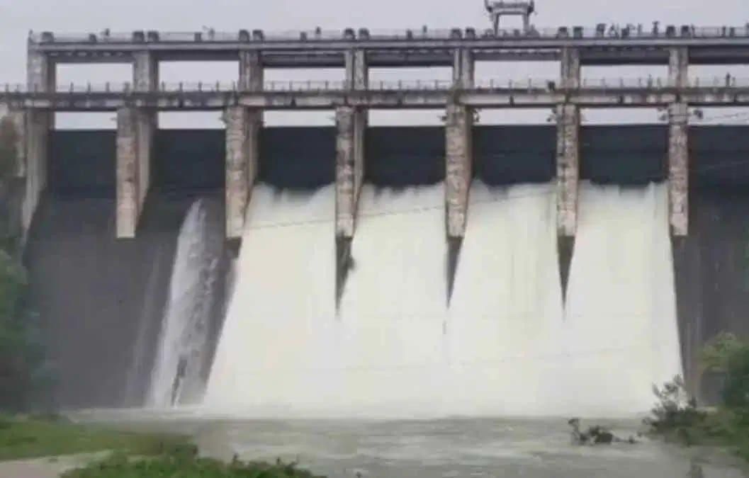 पतरातू डैम में बढ़े जलस्तर के कारण चार फाटक खोले गए