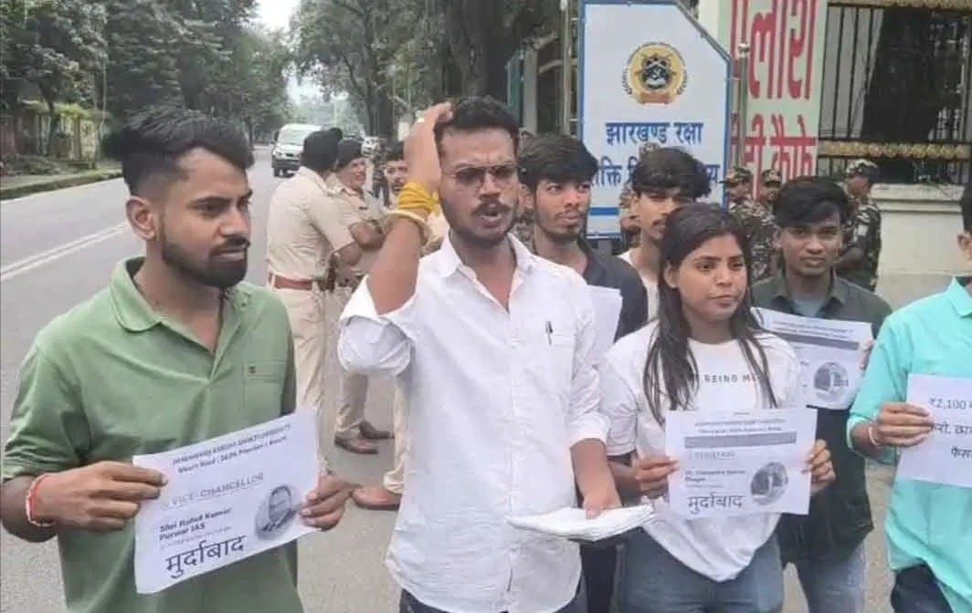 दीक्षांत समारोह के नाम पर शुल्क लिए जाने का विरोध